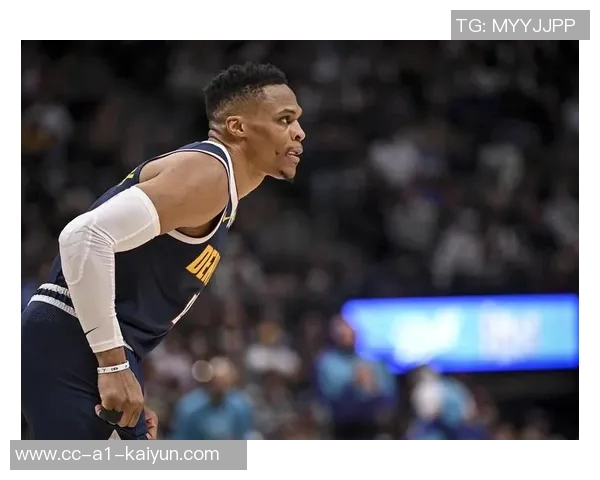 布克称赞吉莱斯皮影响力显著威少防守表现出色训练刻苦